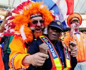 荷兰球迷“骚扰”女警察