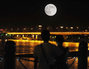 中秋月圆时 千里共婵娟