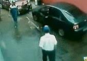 监控录像实拍女司机来洗车后洗车场悲惨遭遇