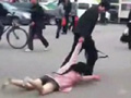 实拍女友吵架不回家 男子街头狂拽拖行