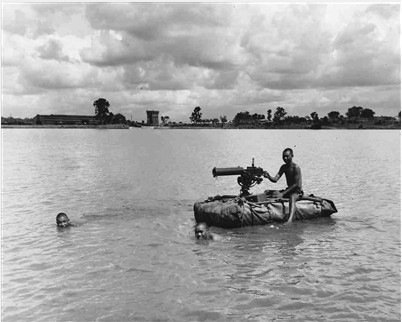 中国士兵用土制的帆布筏子携带着.30口径的机关枪渡江。