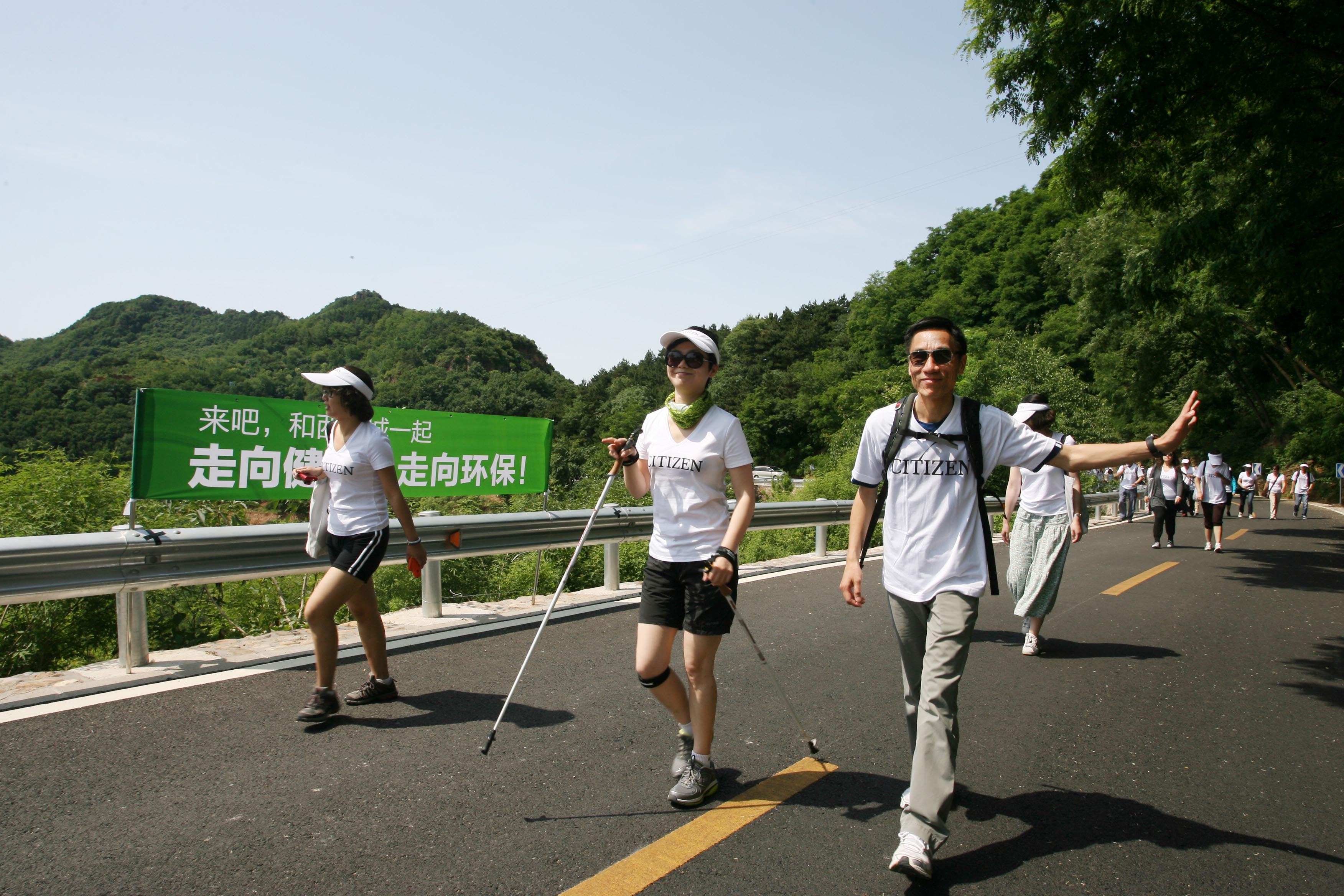 文怡,卢健生参加西铁城2012年公益行走活动