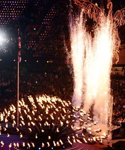204个铜花瓣散开圣火缓缓熄灭 伦敦奥运会闭幕