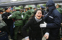2008年1月31日，广州火车站，一名被民警从人海中解救出来的妇女，痛哭流涕。