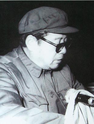 1973年，饶斌在二汽干部职工大会上讲话
