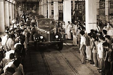 1956年“解放”牌载货汽车盛装下线，中国汽车工业从此开始起步。