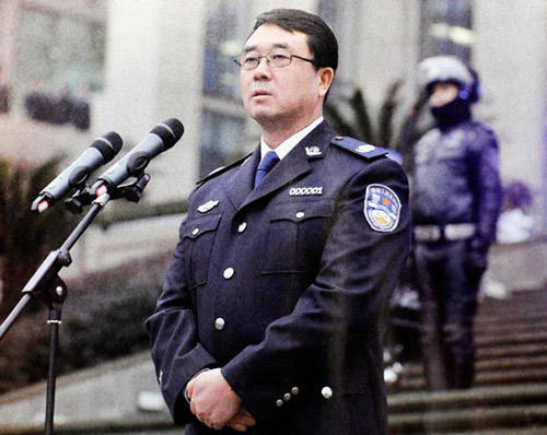 2012年1月，时任重庆市副市长兼市公安局长王立军慰问干警。图片来源：南都周刊