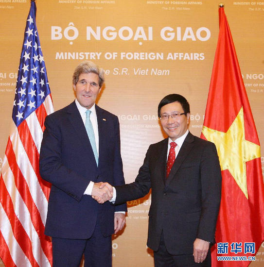 资料图:越南政府副总理兼外交部部长范平明(右)会见到访的美国国务卿