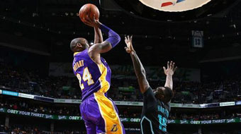 nba-湖人战黄蜂 科比后仰跳投沃克强硬上篮
