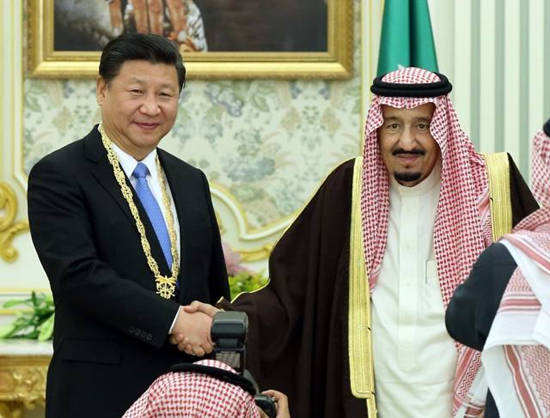 当地时间2016年1月19日，国家主席习近平在利雅得同沙特阿拉伯国王萨勒曼举行会谈。会谈后，萨勒曼国王向习近平授予阿卜杜勒－阿齐兹勋章。新华社记者鞠鹏摄