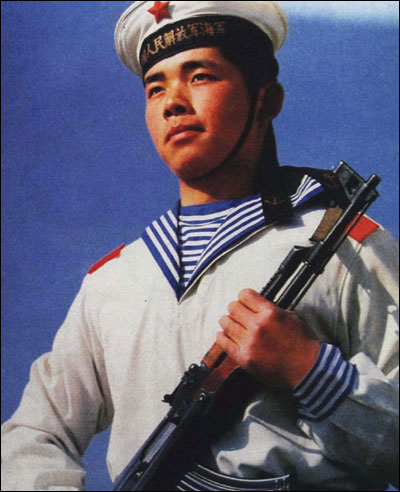 今天想起来以前海军的制服颜色好像不是白色