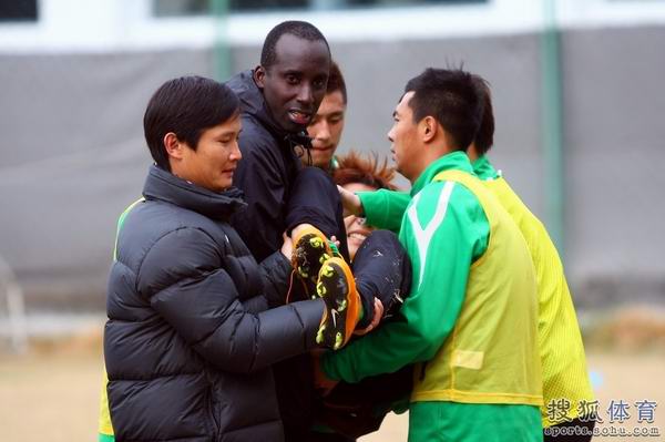 国安新星趾骨骨折缺阵半年 雷腾龙:我会回来的2011年11月09日 08:28