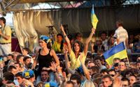 乌克兰万人涌入球迷公园