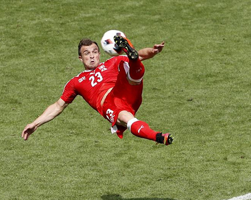 进球回放:沙奇里腾空倒钩世界波 翻跟头狂庆祝